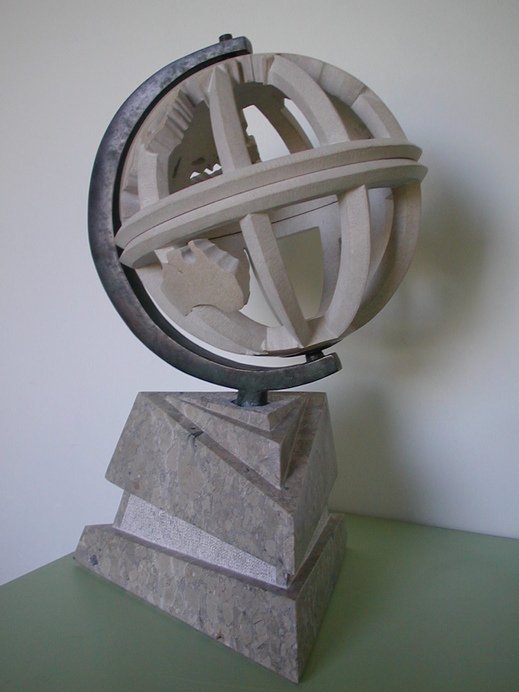 Sculpture d'un gobe en pierre avec armature.