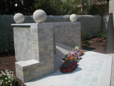 Monument aux mort en pierre réalisé par Pierre Abadie.