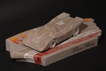 Sculpture en pierre d'une voiture de course, la Gulf Porsche