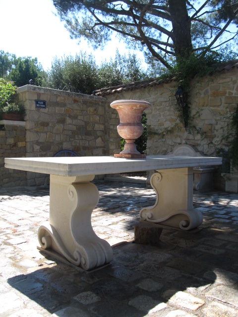 Vue rapprochée Vase et table en pierre dans un patio.