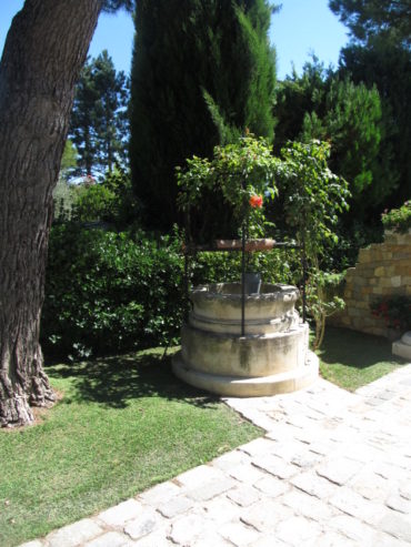 Puit provençal en pierre pour aménagement extérieur dans le jardin.