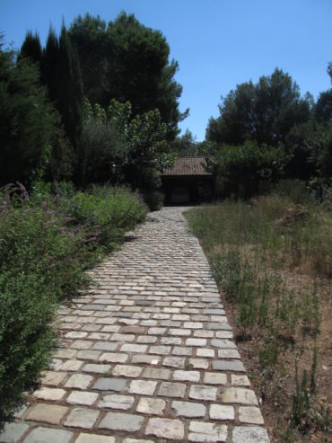 Petit chemin champêtre provençal, dallé en pierre.