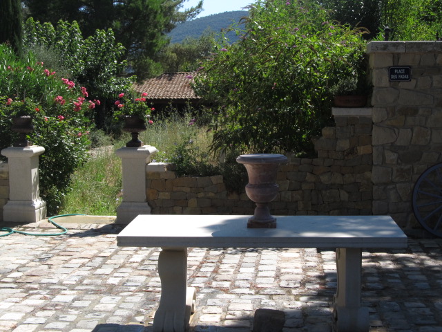 Vue de face de la table et du vase en pierre.