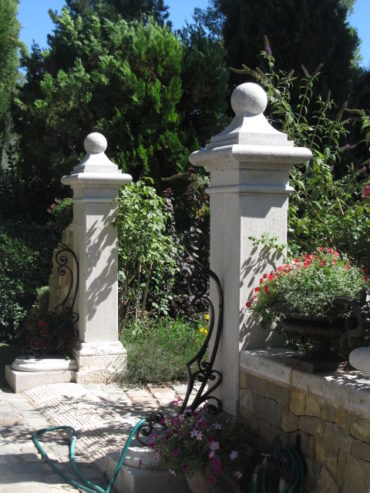 Pilier de portail sculpté en pierre pour une entrée somptueuse.