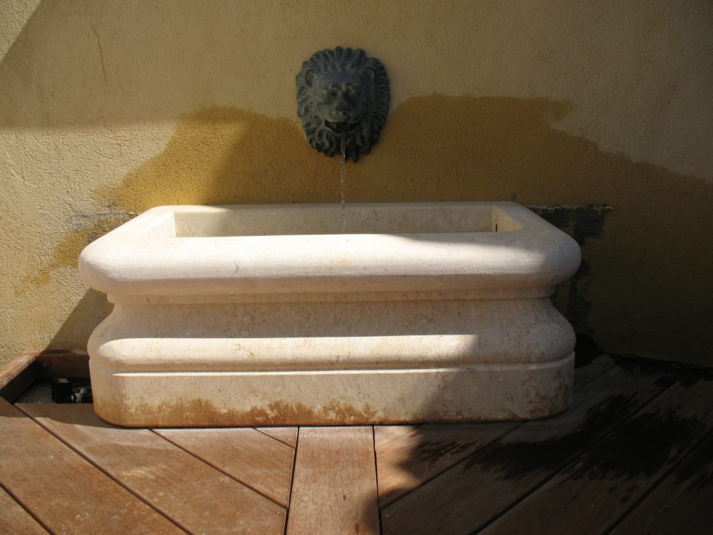 Fontaine avec bac en pierre pour aménagement extérieur.