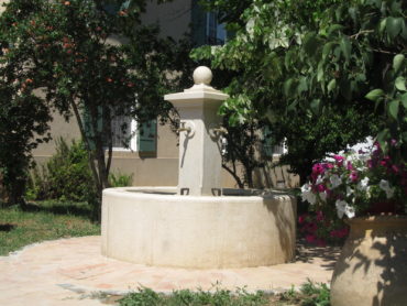 Grande fontaine en pierre pour l’aménagement extérieur de la terrasse.