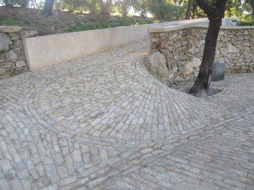 Pavé en pierre pour terrassement du sculpteur tailleur de pierre en provence Abadie