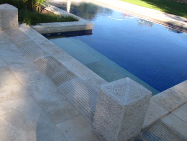 Pilastre et seuil de piscine en pierre.