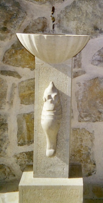 Fontaine en pierre avec hippocampe et coquille, pour aménagement extérieur.