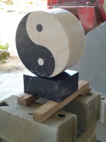 Sculpture et marqueterie du Yin et du Yang en pierre.